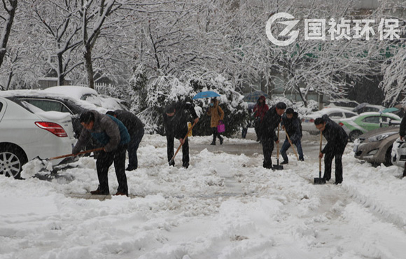 集团总裁常先米携带各人扫雪 确保路线安全通顺