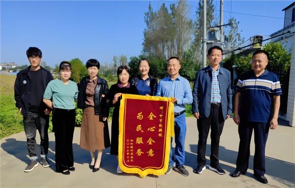 岳阳区域公司金安项目收到双河镇街道称谢锦旗